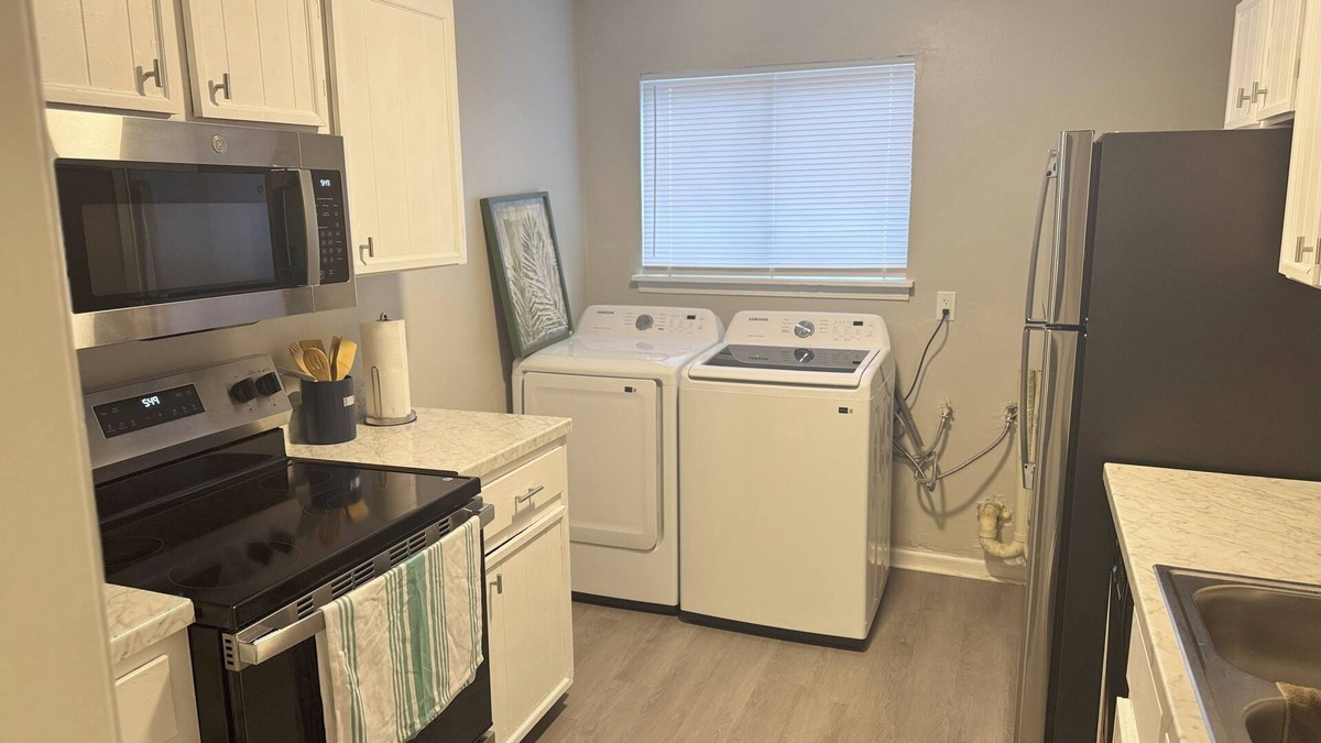 Dothan Apartment | Spacious 2-bedroom townhouse-style apartment located in the center of Dothan.