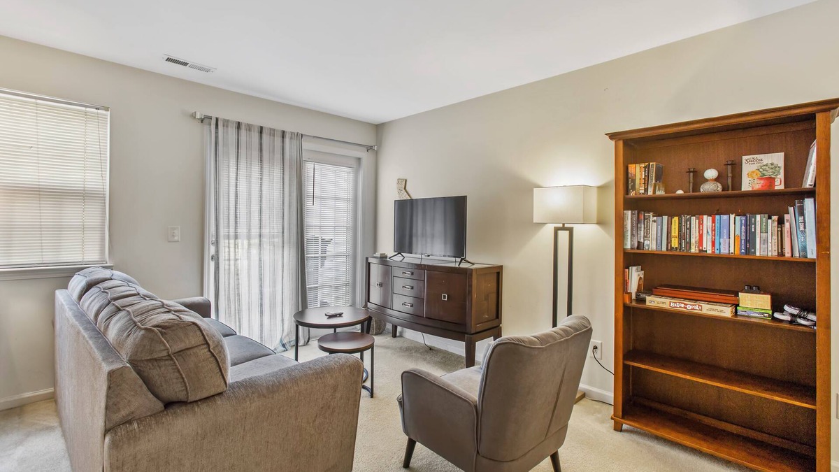Northeast Raleigh House | Spacious 2 bedrooms townhouse by the Greenway/Pool access