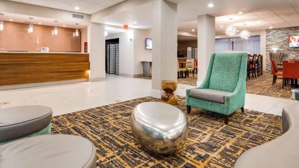 Fishers House | Spacious 2 Beds Room with Outdoor Pool & Free Breakfast - Perfect for Families