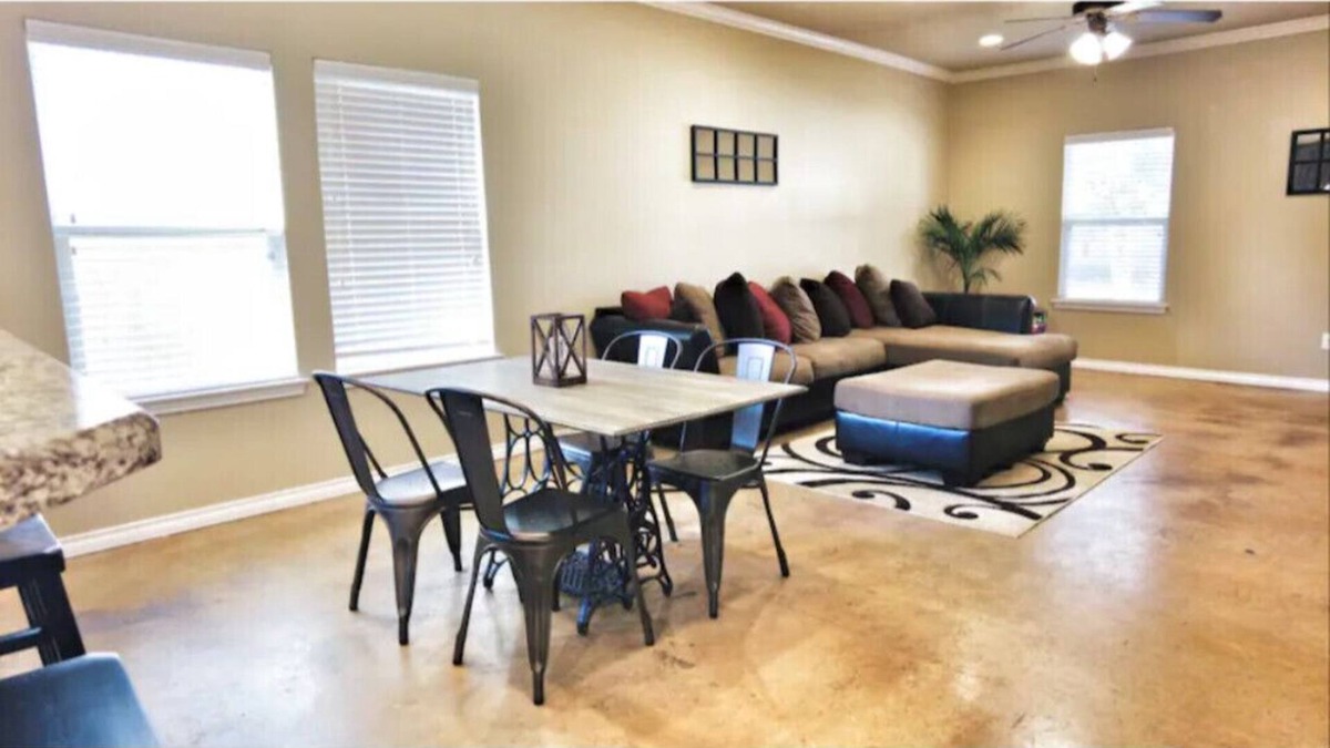 Wellborn House | Spacious - 2 BR & 2 BA - Mins from TAMU