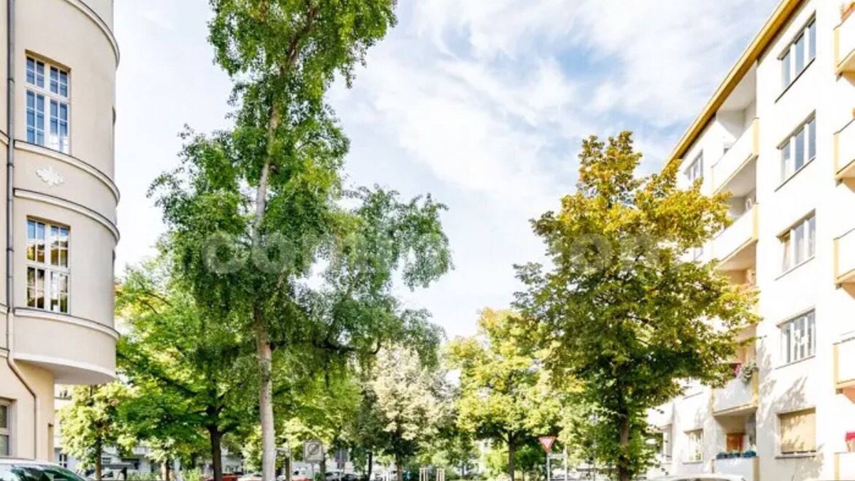 Charlottenburg House | Spacious 2-room apartment near Kudamm & Schaubühne | Antique & modern