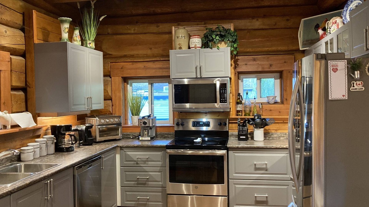 Adams Lake House | Spacious, 2000 sq. ft. Luxury Log House on Adams Lake.
