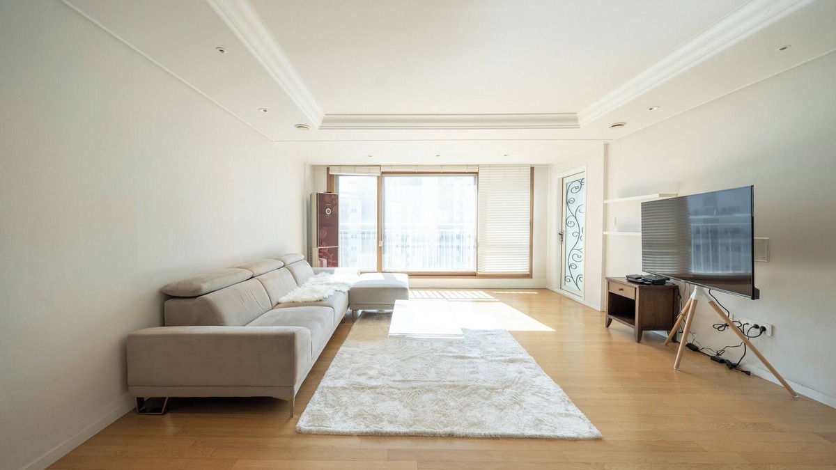 Apgujeong Apartment | Spacious 2bdr 2bth Room in Gangnam 105m2