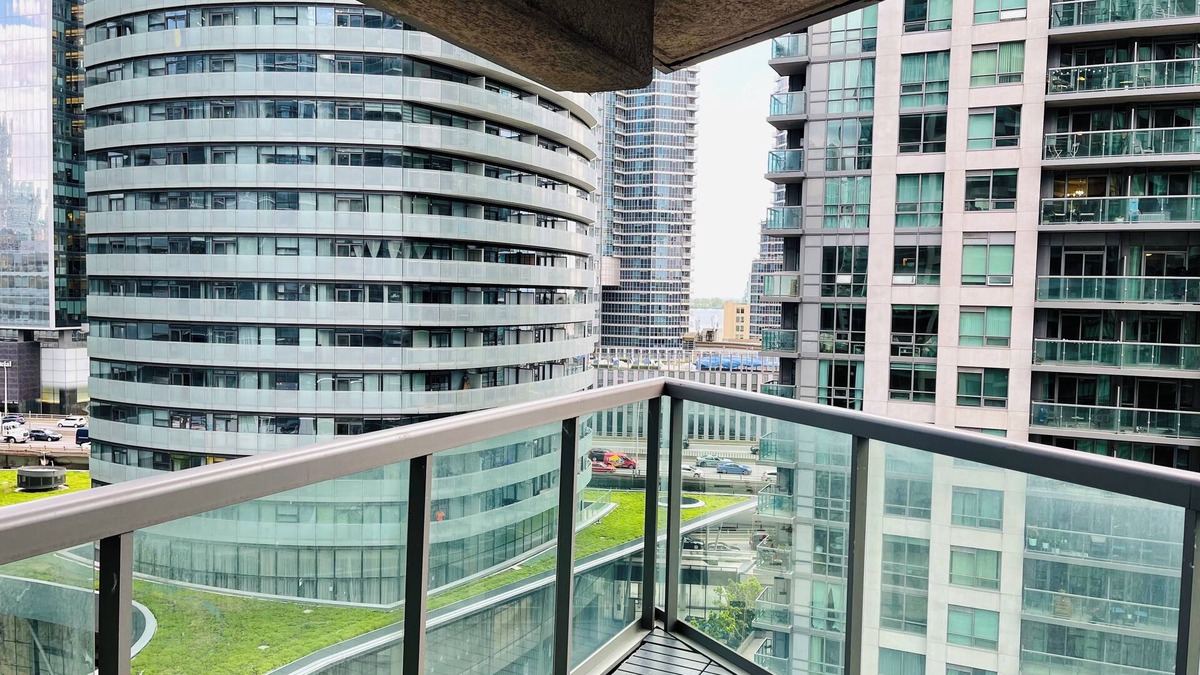 Downtown Toronto Condo | Spacious 2bedroom 2bathroom by CN tower 1000sqft
