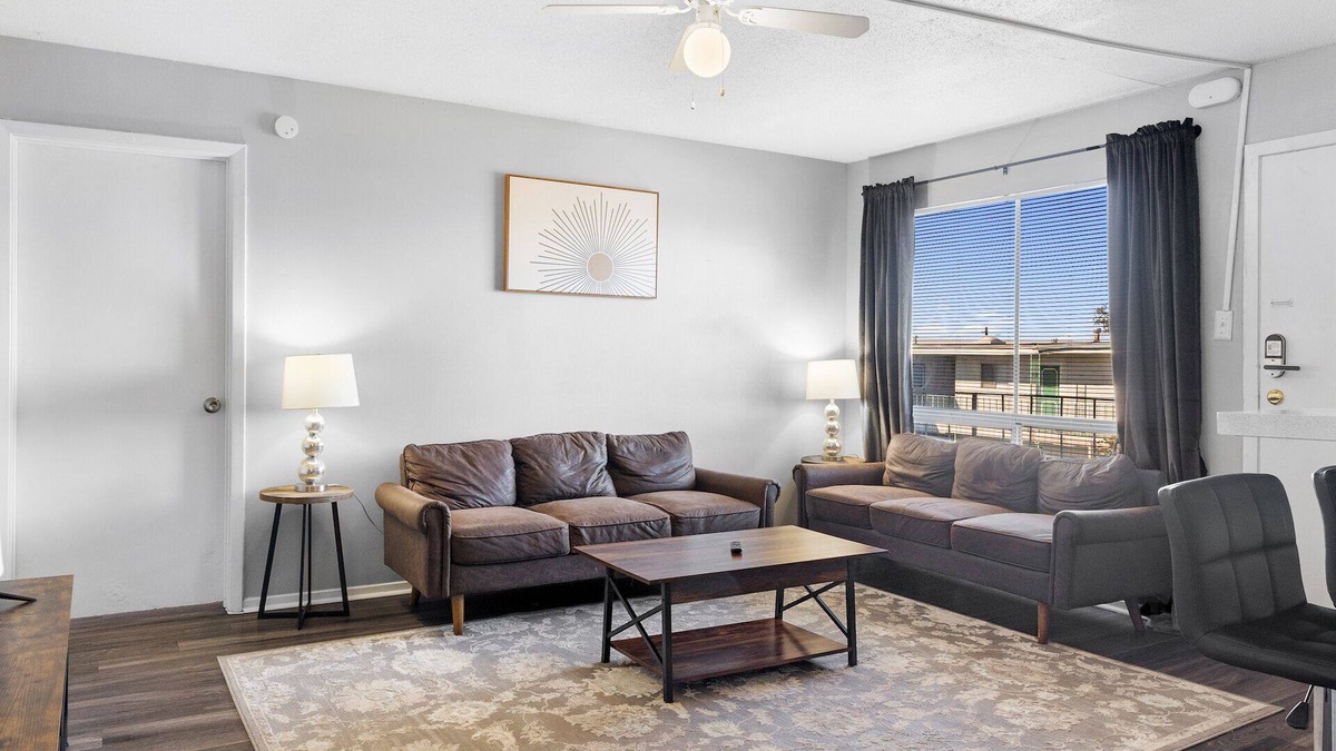 North University Apartment | Spacious 2BR/2BA in Hydepark 9232