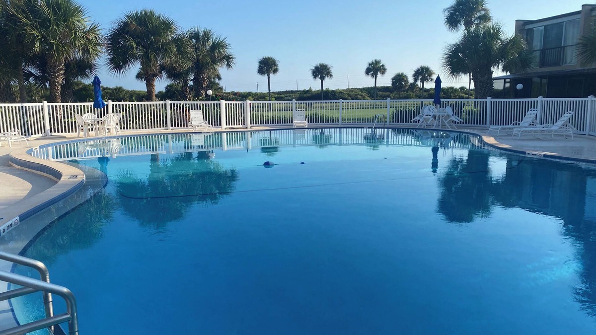 Coquina Key Condo | ⭐️Spacious 2br/2bth beachside condo, FIRST FLOOR, front row parking⭐️