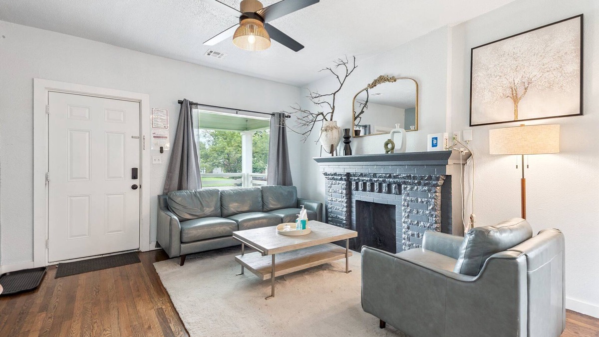Central Oklahoma City House | Spacious 2BR Bungalow | $2000 monthly | Full Kitchen + Laundry #09