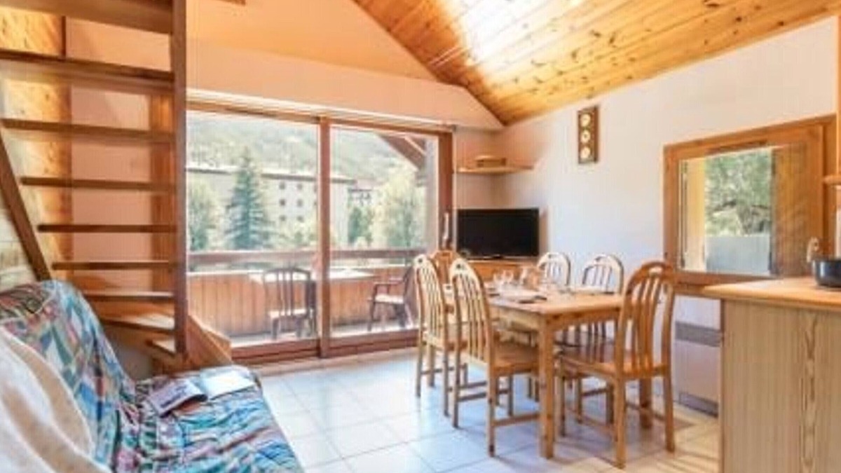 La Salle-les-Alpes Apartment | Spacious 2BR Duplex with Balcony & Parking, 700m from Slopes – Sleeps 6, Pets Welcome