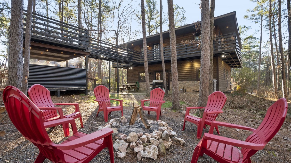 Broken Bow Cabin | Spacious 2BR in Hochatown King Bed Ensuite Arcade Parking Hot Tub Boat Parking
