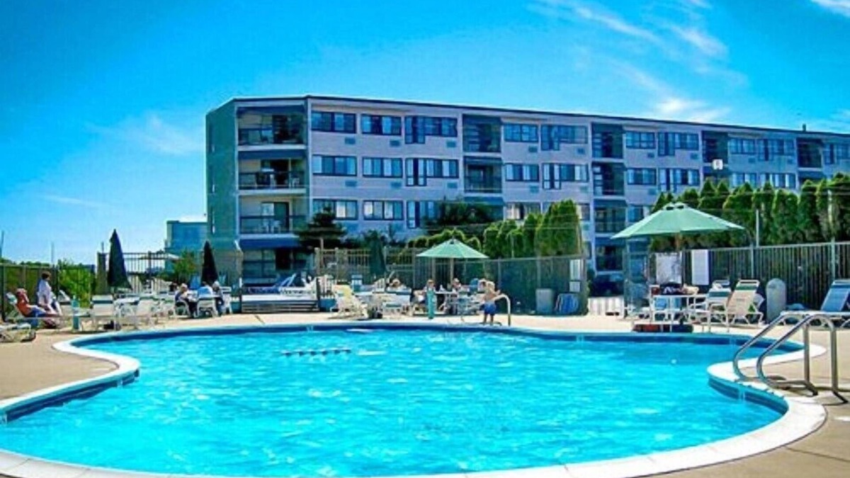 Southend Condo | Spacious 2BR Jersey Shore Condo with Pool & Amenities