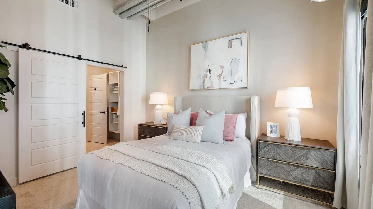 Downtown Houston Apartment | Spacious 2BR Luxury Home @ Walkable to Downtown Skyline Views