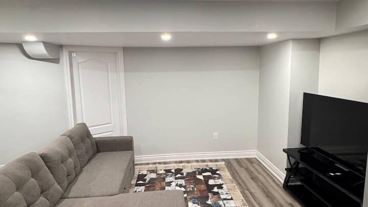 Brampton House | Spacious 2BR Suite in Brampton w/ A/C + Parking.