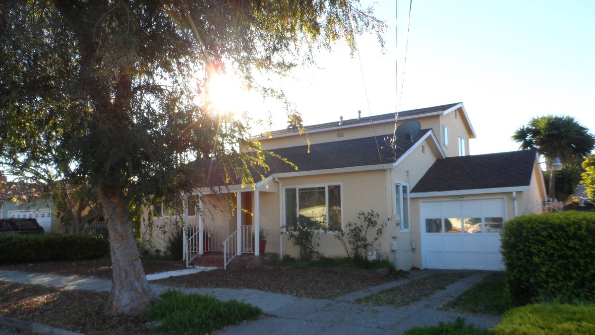 North and East House | Spacious 2brm /2BA first floor of a two story house