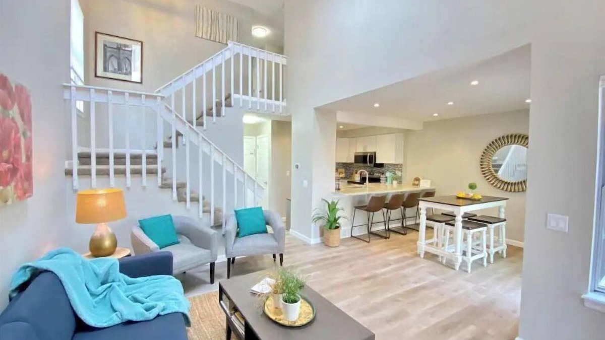Aurora House | Spacious 3 🛏 3 🛁+ office + pool + garage + TVs in all bedrooms