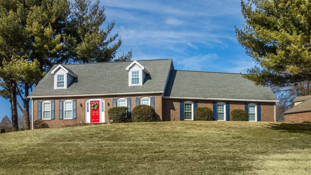 Newburgh House | Spacious 3,400 Sq Ft Family Retreat - Sleeps 11 - Game Room + Lake View