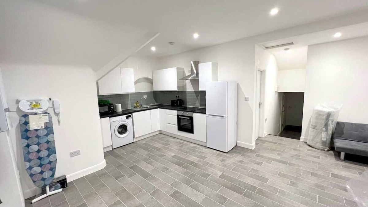 Streatham Apartment | Spacious 3-Bed Apartment in London