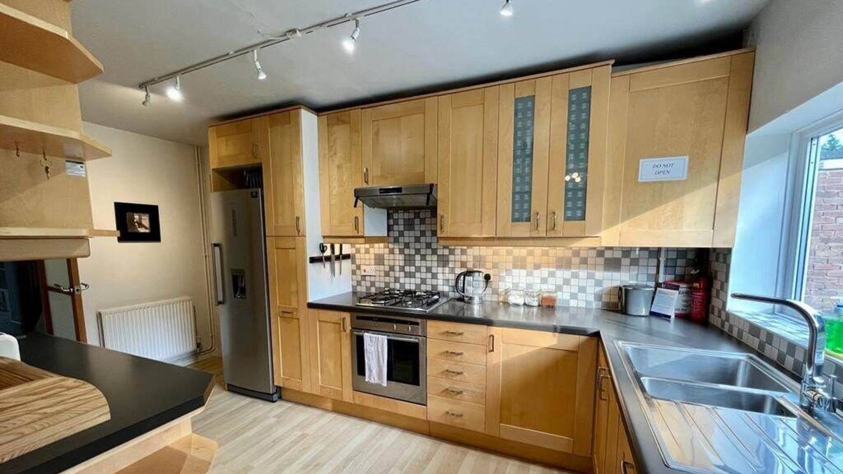 Cambridge House | Spacious 3 bed family home with garden and parking