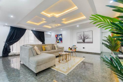 Ofin Apartment | Spacious 3 bed - Fast Internet - Free Parking - Swimming Pool