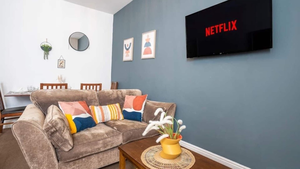 Gateshead Apartment | Spacious 3 Bed Flat-Free Parking