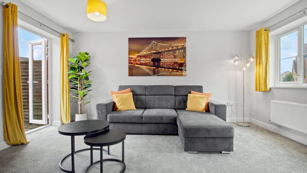 Hartwell House | Spacious 3-Bed House with Parking and Garden