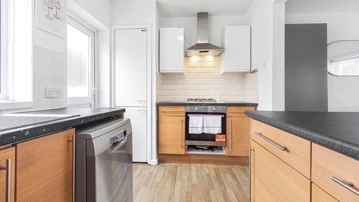 London Borough of Hounslow House | Spacious 3-bed House With car Park Near Heathrow