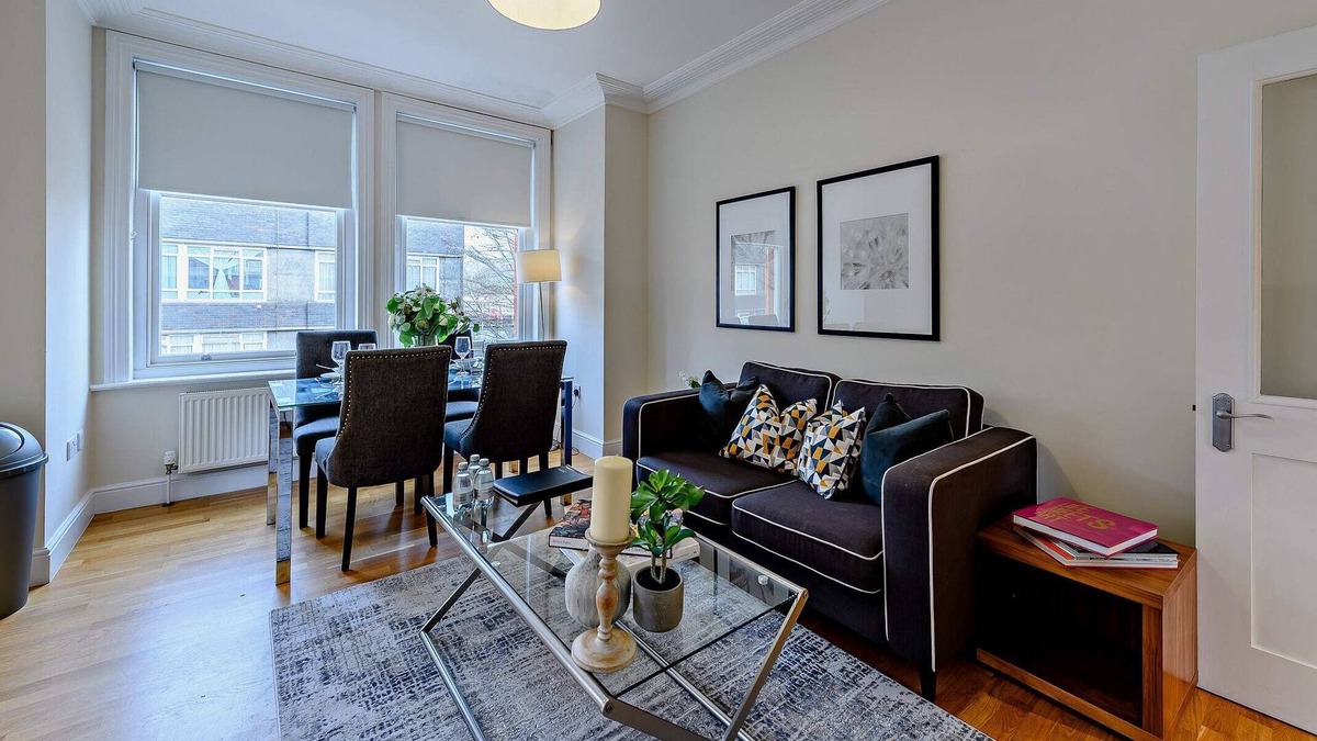 Ravenscourt Park Apartment | Spacious 3 Bedroom Apartment in Hammersmith