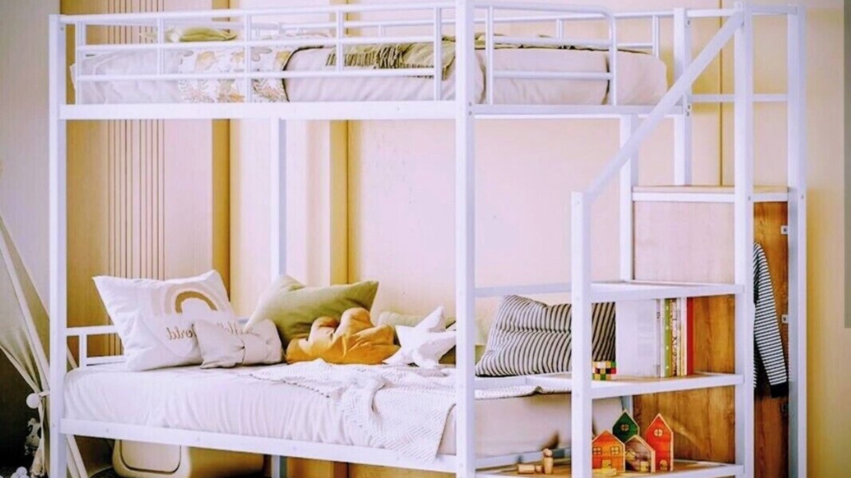 Stevens Point House | Spacious 3 bedroom house in charming Stevens Point with AC features a welcoming