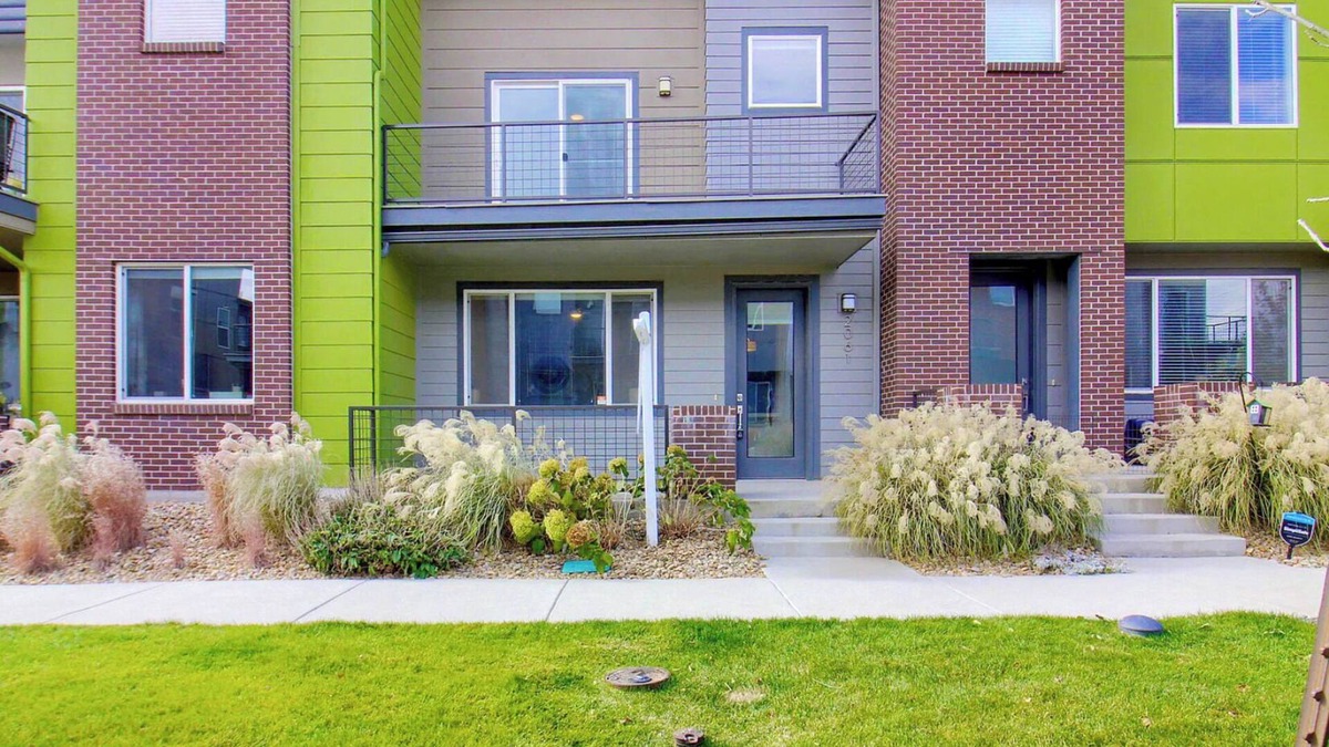 Twin Lakes House | Spacious 3 Bedroom,10 mins to downtown Denver, 25 mins to Boulder w/ WFH setup