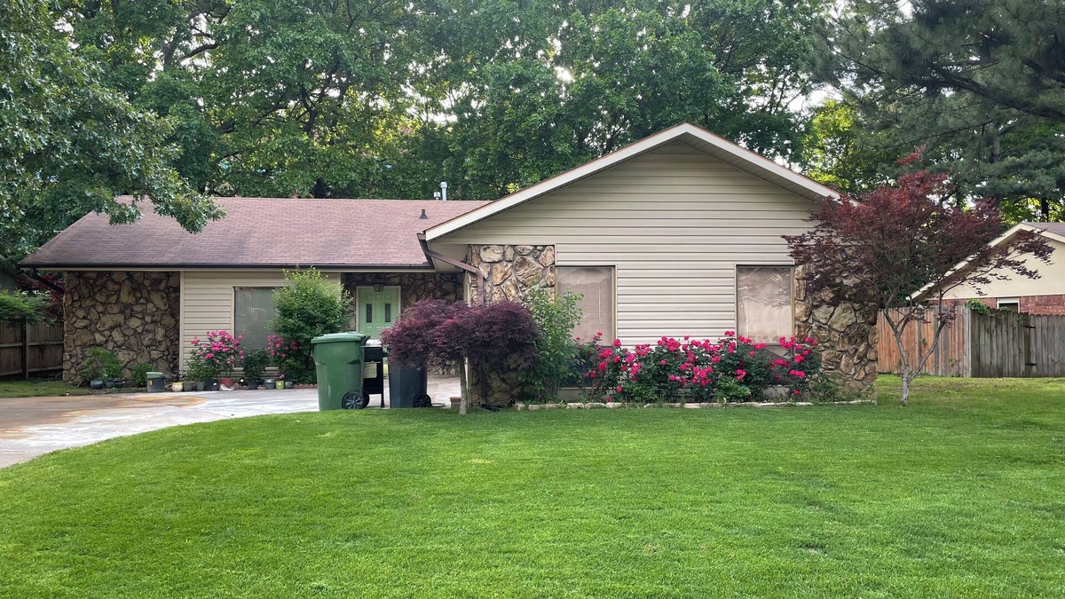Rogers House | Spacious 3 bedroom 2 bath family home, close to hospitals and entertainment.