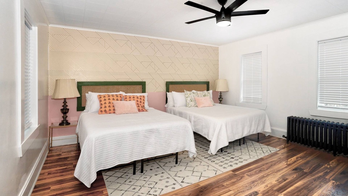 Leetsdale House | Spacious 3 Bedroom, 2 bath - sleeps up to 12! 30 min from Pittsburgh!
