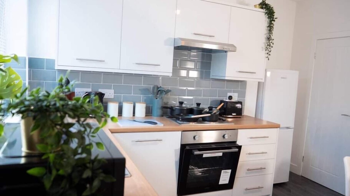 Leeds House | Spacious, 3 bedroom, 4 bed Townhouse | Close to city centre | FREE Parking