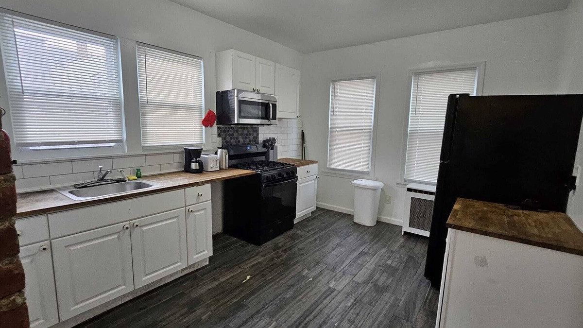 Lower Vailsburg Apartment | Spacious 3-bedroom apartment with WiFi, AC in charming Irvington