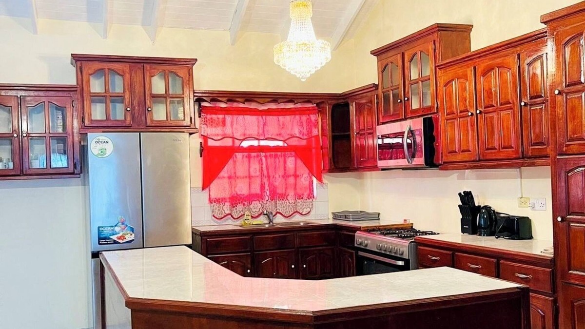 Brighton Apartment | Spacious 3-bedroom apartment with WiFi, AC at amazing Castle Berry