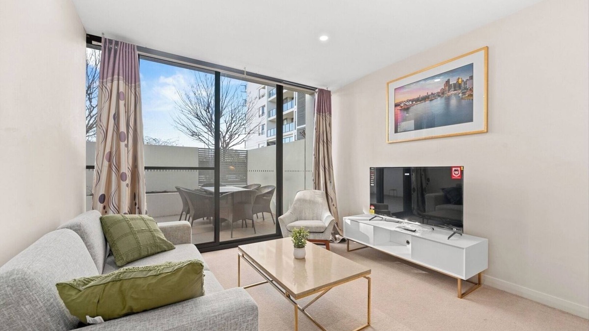 Lyneham Apartment | Spacious 3-Bedroom Apartment + Lifestyle Amenities