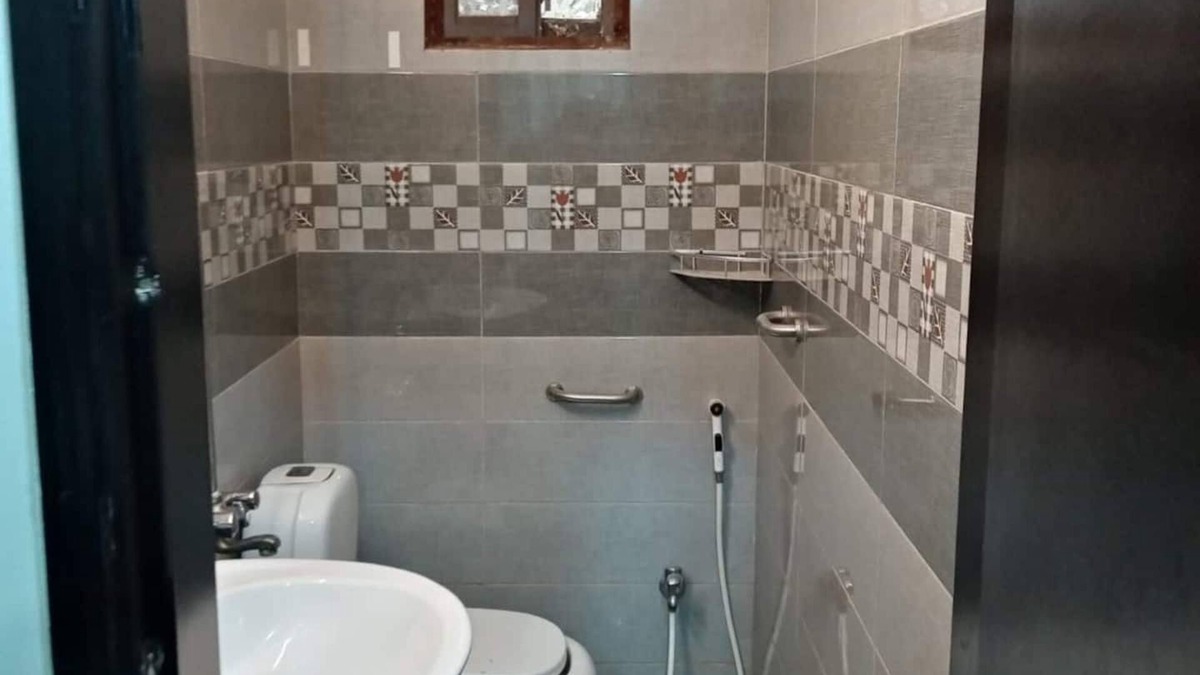 Karachi Apartment | Spacious 3-bedroom apartment with WiFi, AC in charming Karachi