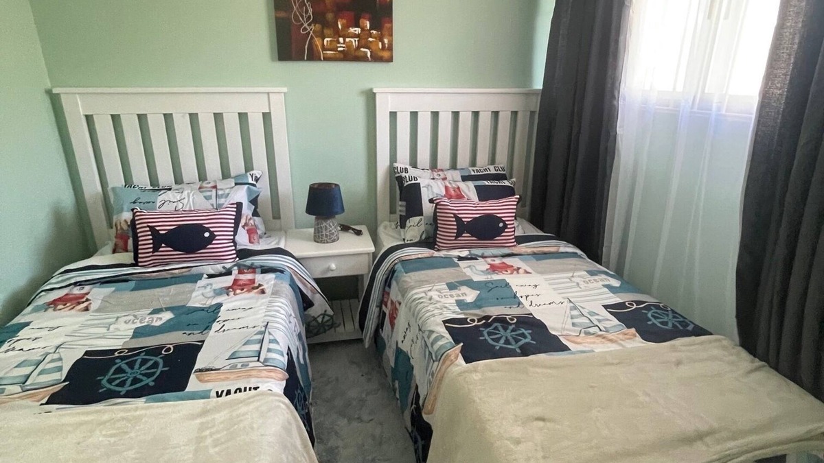 Margate Apartment | Spacious 3-bedroom apartment right on the beach in beautiful Margate with WiFi