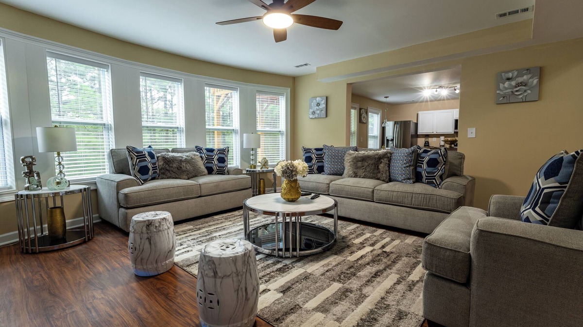 Dallas Apartment | Spacious 3-bedroom apartment with AC and WiFi in Dallas
