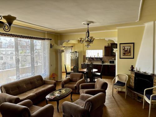 Tirana Apartment | Spacious 3-Bedroom Apartment with Garden & Balcony in Tirana