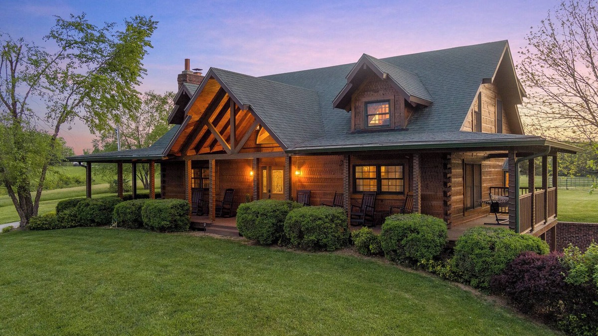 Coxs Creek Cabin | Spacious 3-bedroom cabin in wonderful Coxs Creek with WiFi, AC