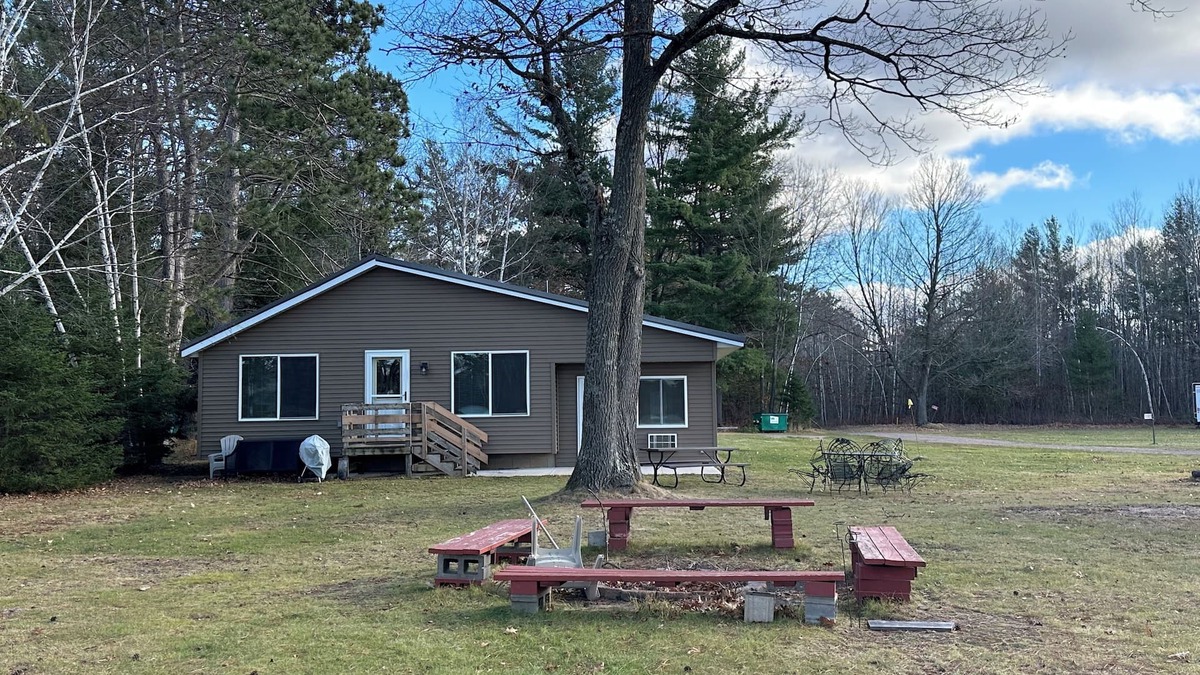 New Post Cabin | Spacious 3-Bedroom Cabin on Beautiful Blueberry Lake