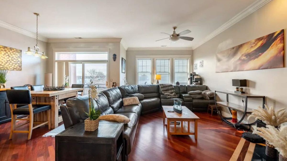 Kenwood Condo | Spacious 3-bedroom corporate condo in wonderful North Kenwood in Hyde Park