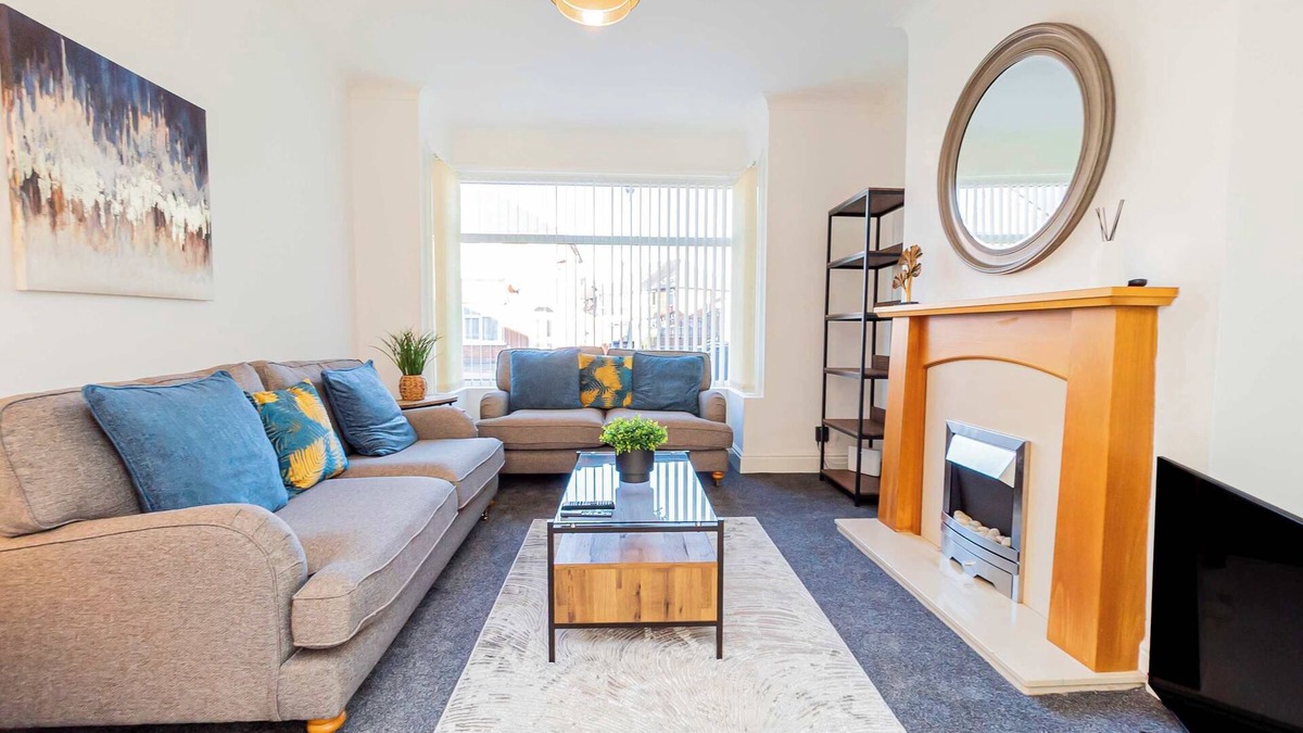 Doncaster House | Spacious 3 Bedroom Home with Garden in Doncaster