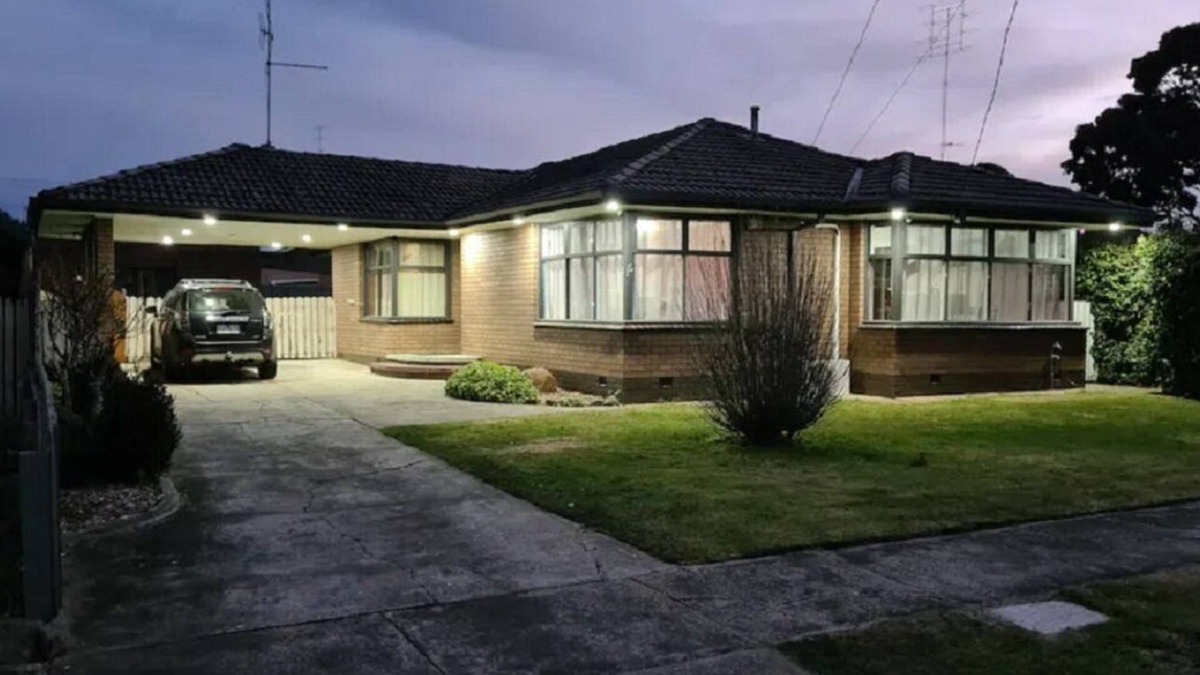 Wendouree House | Spacious 3 Bedroom home near Sporting Facilities, Lake, Shops & Grammar