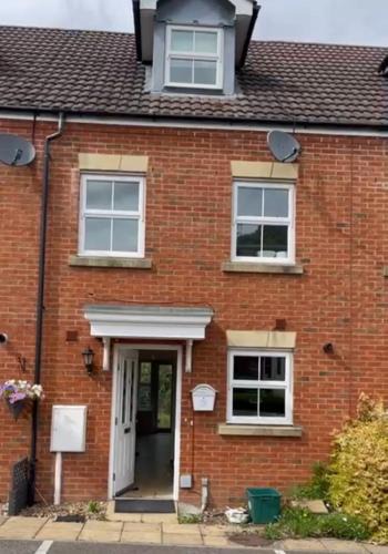 Darwin House | Spacious 3 bedroom house minutes from Biggin Hill Airport