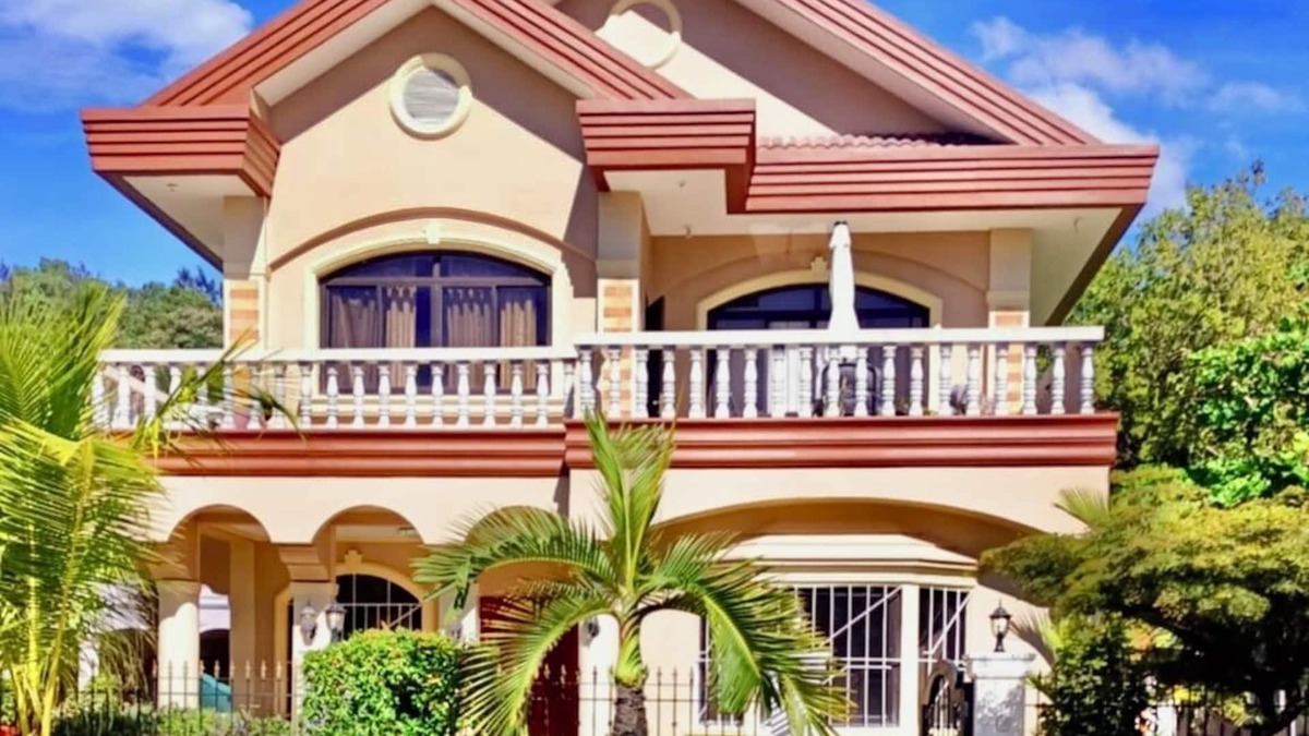 Subic House | Spacious 3-bedroom house in Subic with AC, WiFi, Pool & Parking. Relax & unwind