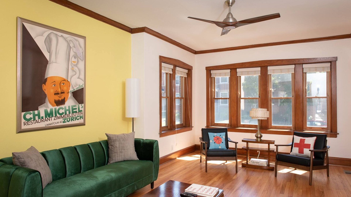 North Center Apartment | Spacious 3 bedroom in ideal Roscoe village location