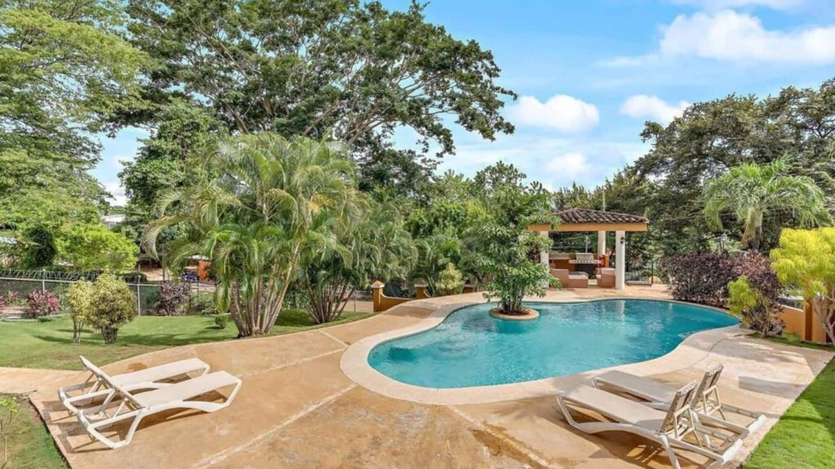 Tamarindo Apartment | Spacious 3-Bedroom Retreat with Pool, BBQ & Security – Walk to Tamarindo