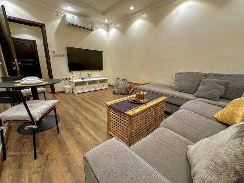 Batha Quraysh Apartment | Spacious 3-Bedroom Retreat in Batha Quraish