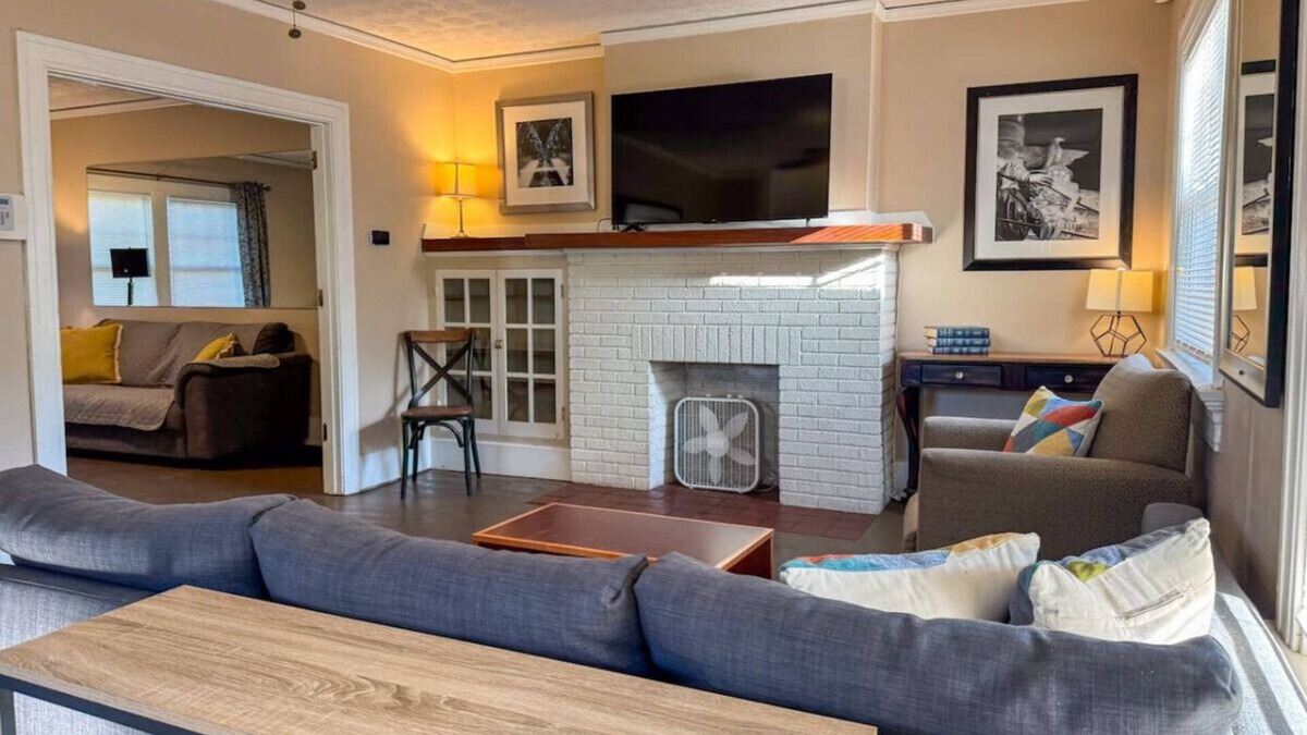 Dayton House | Spacious 3 Bedroom, Sleeps 12 w/7 Beds + Parking