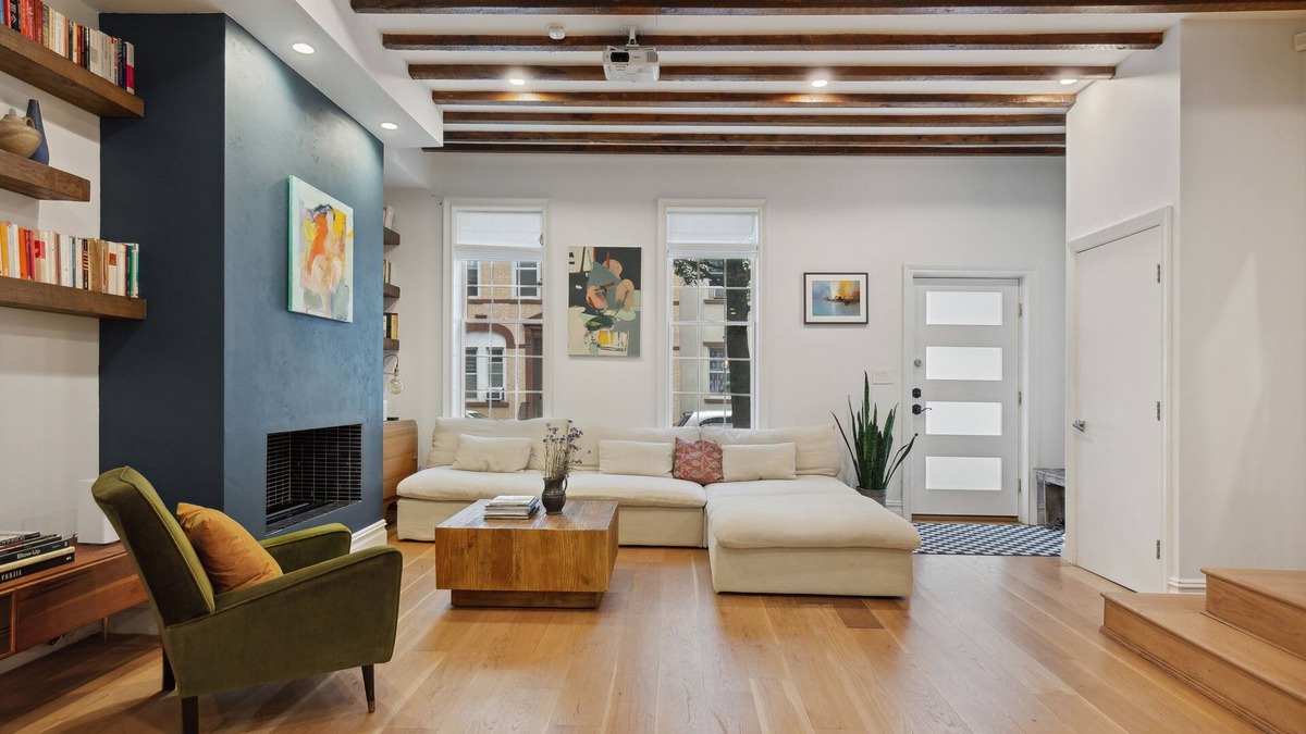 Greenpoint House | Spacious 3-bedroom townhouse with garden, WiFi, AC in prime Greenpoint Brooklyn.